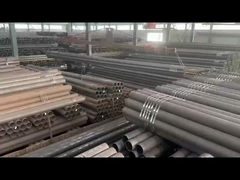 Le chargement des tuyaux dans l'entrepôt